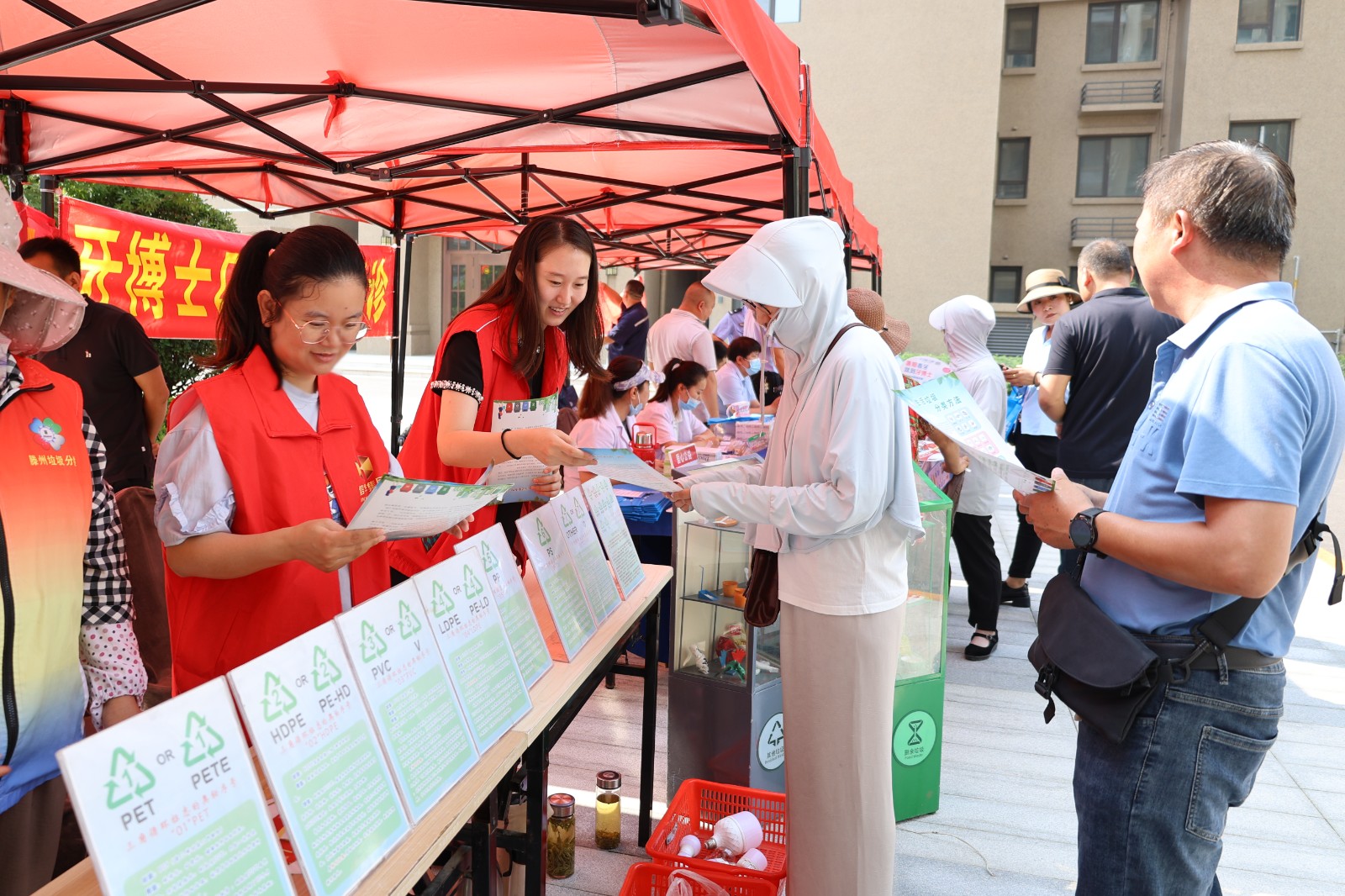 信華集團(tuán)組織開展“雙報到”進(jìn)社區(qū)志愿服務(wù)活動